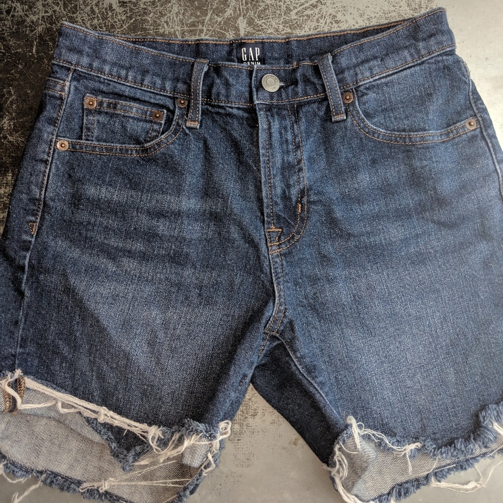 GAP distressed jean shorts dark wash size 26